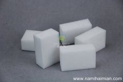 怎樣去除衛生間鏡子上的頑固水漬？用納米海綿